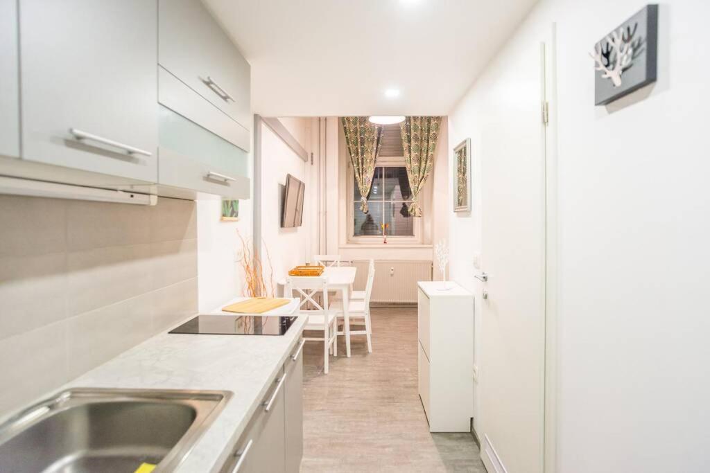 Apartma N'Poznam Tobacna Любляна Екстериор снимка
